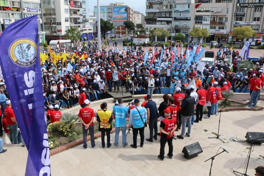 Aliağa Emek ve Demokrasi Platformu Demokrasi Meydanında  , 15-16 Haziran işçi direnişi dolayısıyla açıklama yaparken