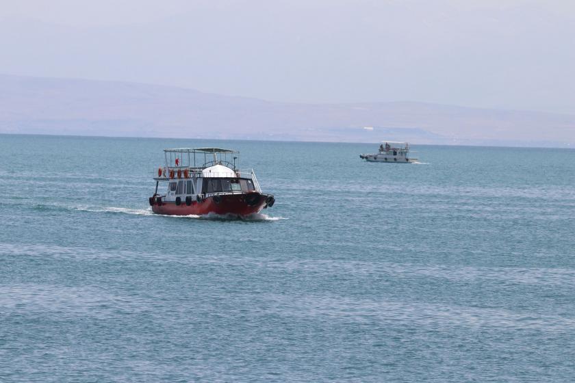 Van Gölünde arama çalışması yapan motorlar