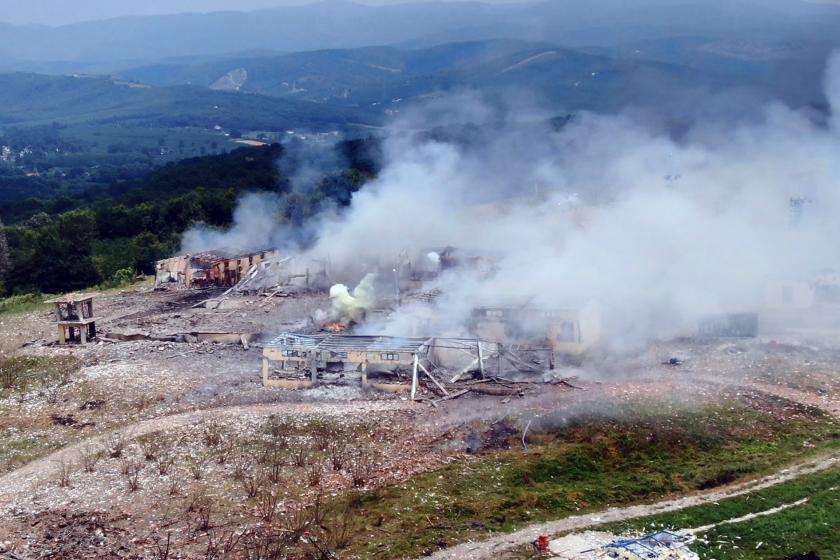 Sakarya'da fabrikadaki patlamanın ardından dumanlar gökyüzüne yükseliyor