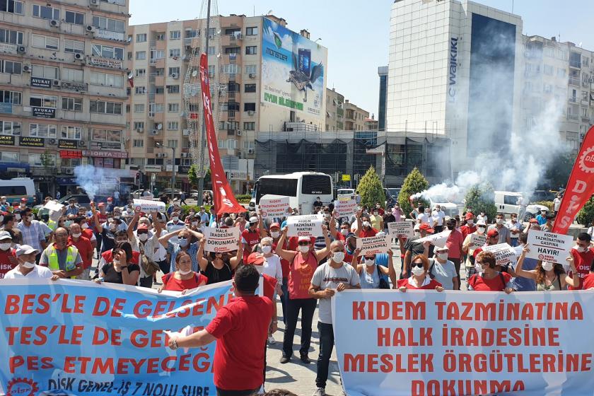 Bornova Emek ve demokrasi güçleri bornova meydanda kıdem tazminatının fona devrine karşı basın açıklaması yaparken