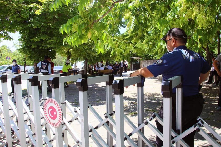 TBMM önünde bekleyen avukatlar ve çevresindeki polis bariyeri