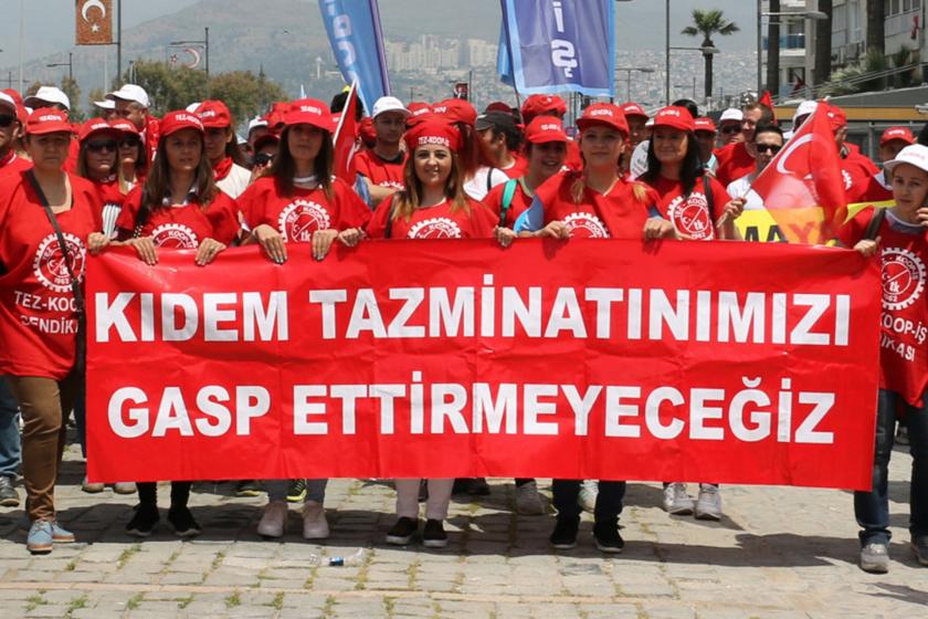 Kadın işçiler kıdem tazminatımızı gasp ettirmeyeceğiz yazılı pankartı arkasında yürüyor