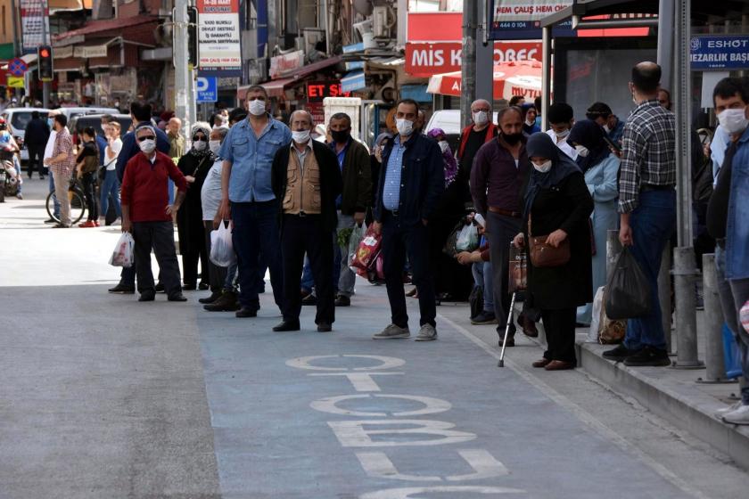 Sokakta dolaşan insanlar