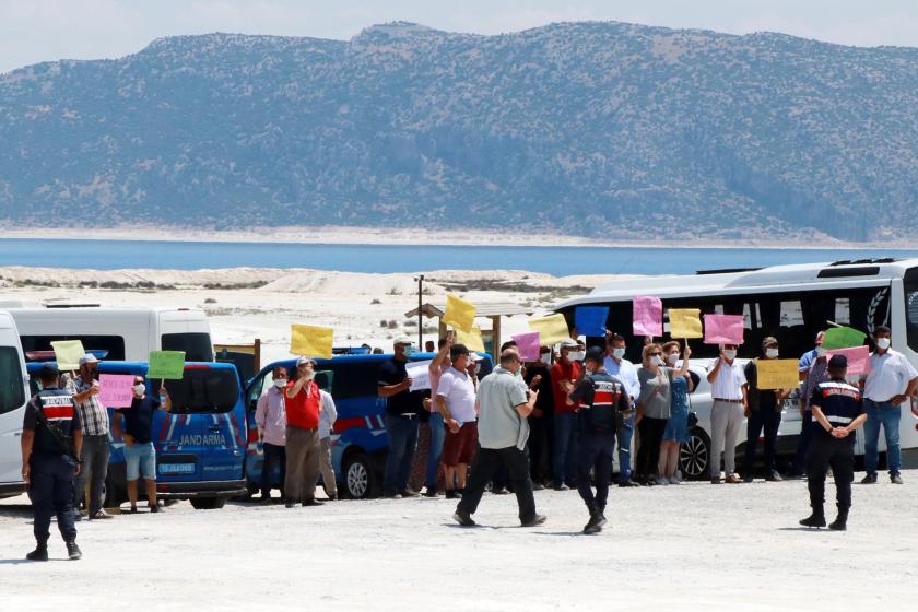 Salda gölüne sahip çıkan vatandaşlar heyet inceleme yaparken döviz açtılar 