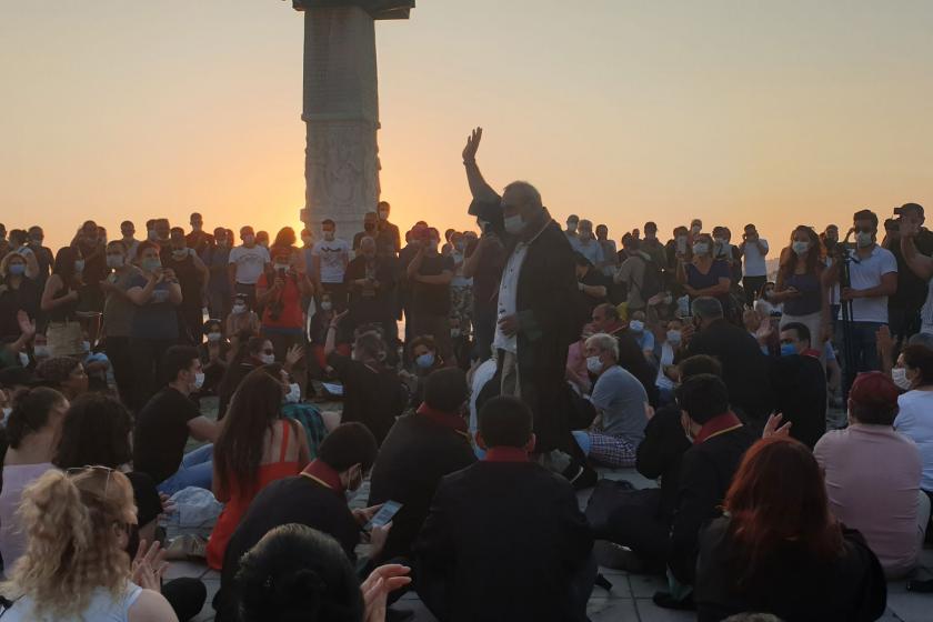 İzmir Barosunun çoklu baro düzenlemesine karşı oturma eylemi