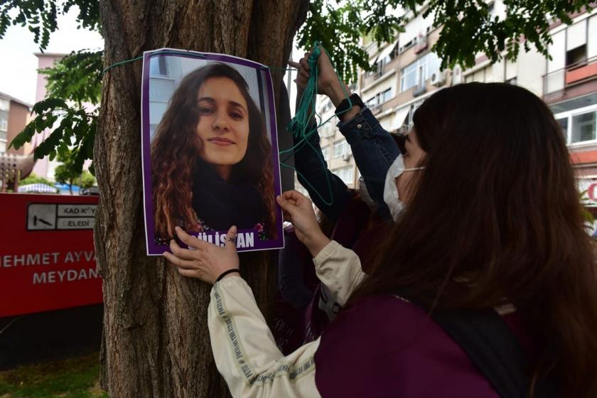 Gülistan Doku'nun fotoğrafı ağaca asılıyor