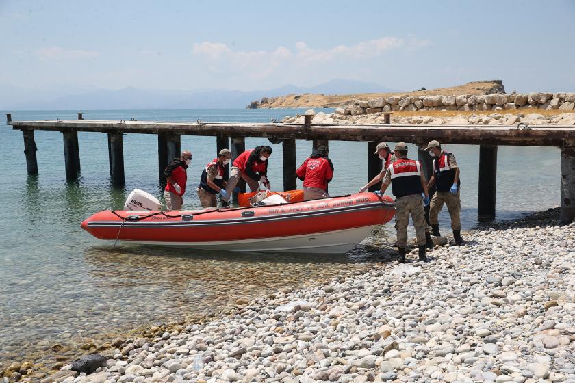 Cansız bedeni bottan çıkaran jandarma