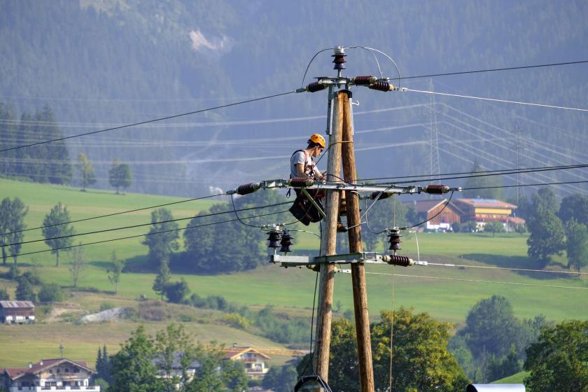 Elektrik direğinde bir işçi