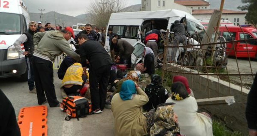 Kadın işçileri taşıyan minibüs kaza yaptı: 21 yaralı