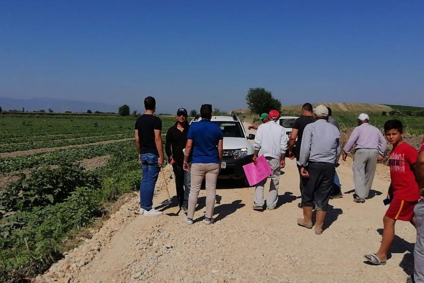 Aydın Koçarlı'ya bağlı Gündoğan Mahallesi yakınlarında ekili pamuk tarlaları içerisine yol yapılmak istenmesine köylüler tepki gösterdi.