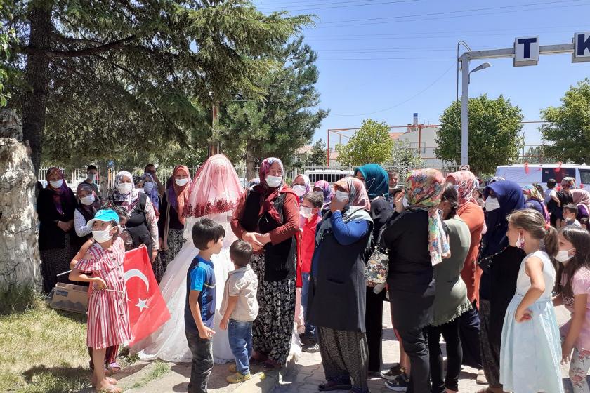 Konya Ilgın'a bağlı Çavuşçugöl'de düğünü olan çift, tarlalarının kömür ocağına dönüştürülmesine karşı TKİ komisyonuna itirazlarını sunmak istedi ancak jandarma engeline takıldı.