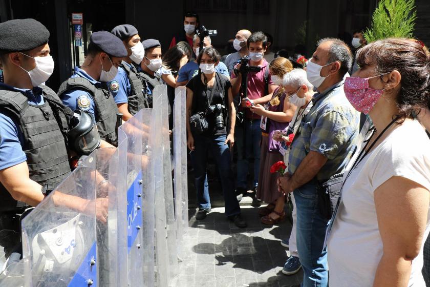 Cumartesi annelerine polis barikatı