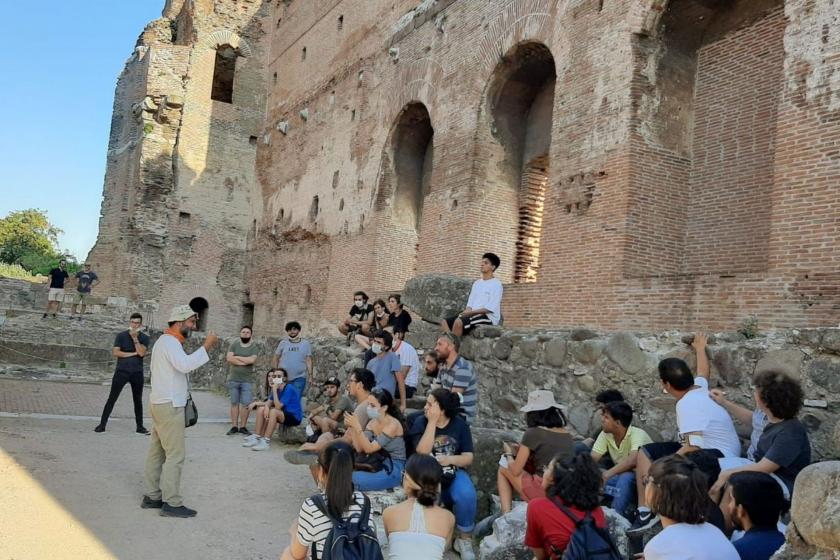 İzmir Emek Gençliği Bergama’ya kültür gezisi düzenledi
