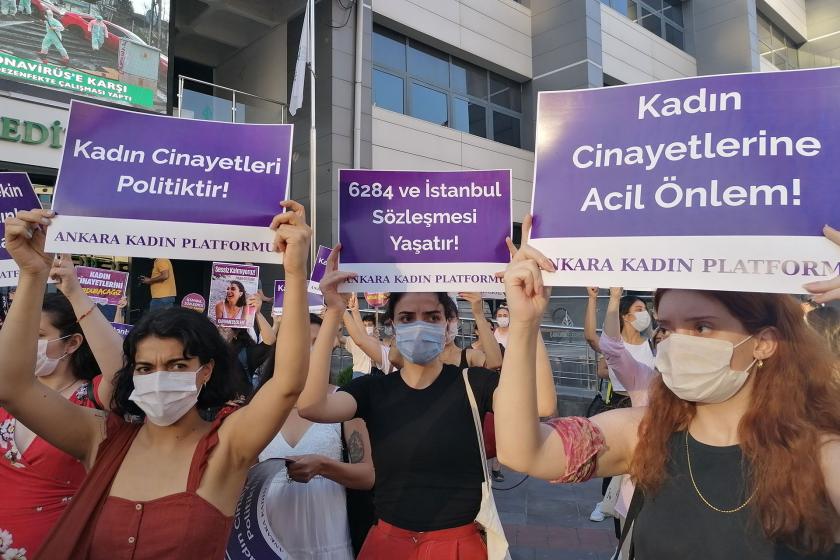 Ankara'da kadın cinayetlerini protesto eden kadınlar