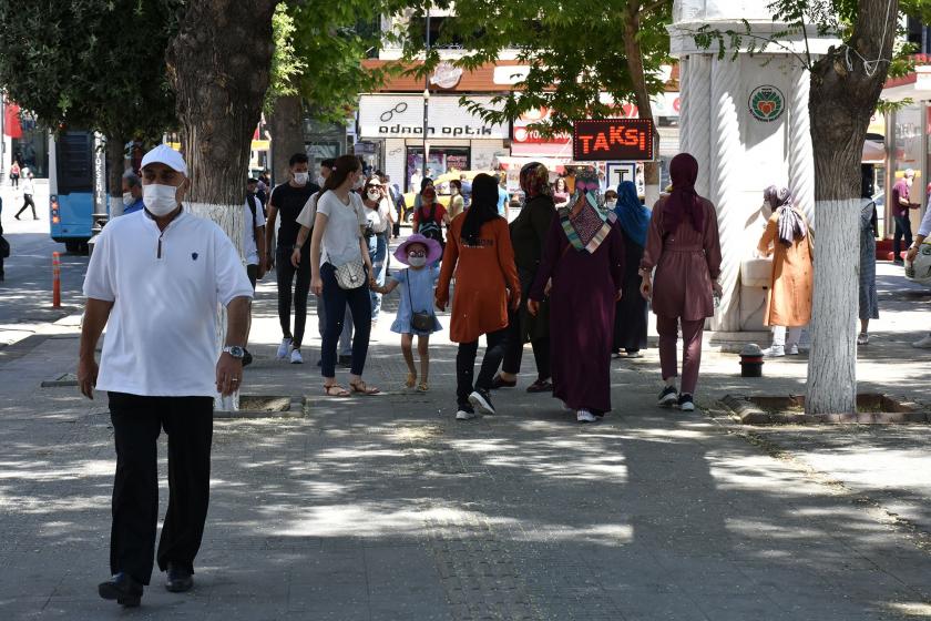 Malatya'da sokakta yürüyen insanlar, solda maskeli bir erkek var