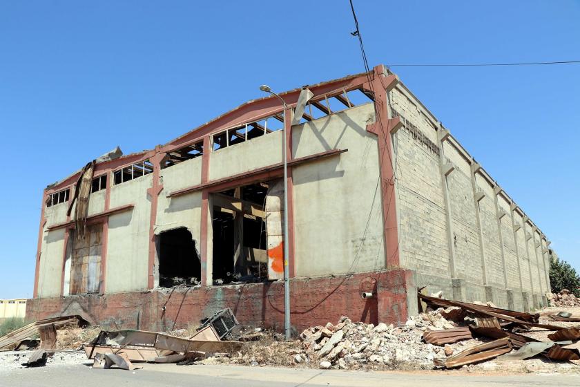 Patlama sonrası atölyenin durumu, yıkılan çatı ve duvar parçaları