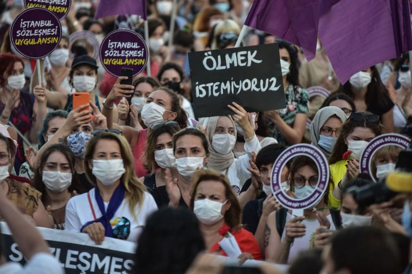 Women take to the street against the attacks on the Istanbul Convention. 