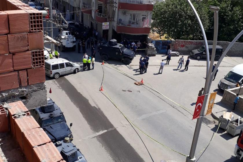 İdil yolu üzerinde askeri araçlar ve insan kalabalığı 