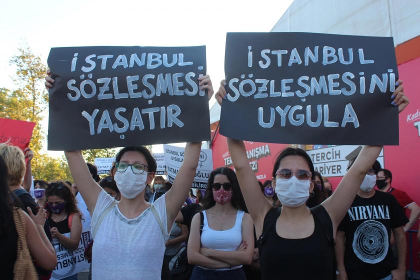 İstanbul Sözlemesi dövizlerini taşıyan iki genç kadın