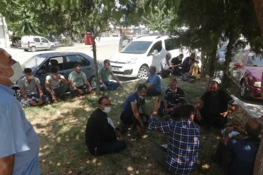 Antep'te kurulu bulunan Akkoza Tekstil işçileri fabrika önü oturma eylemi yaptı