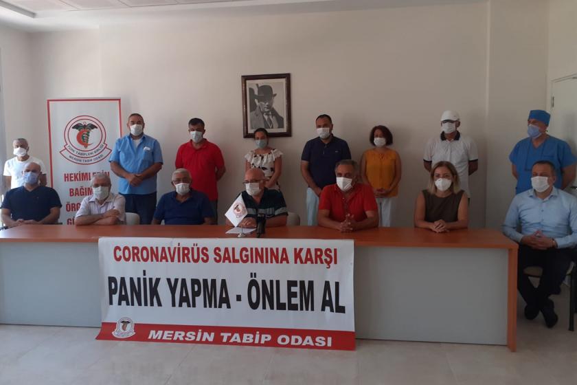 Mersin Tabip Odası üyeleri basın açıklaması düzenliyor