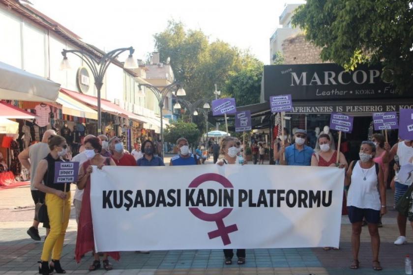 Kuşadası Kadın Platformu yazılı pankartı tutan kadınlar