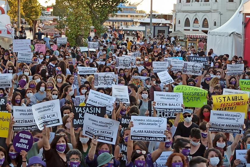 Çok sayıda kadın İstanbul Sözleşmesi eyleminde