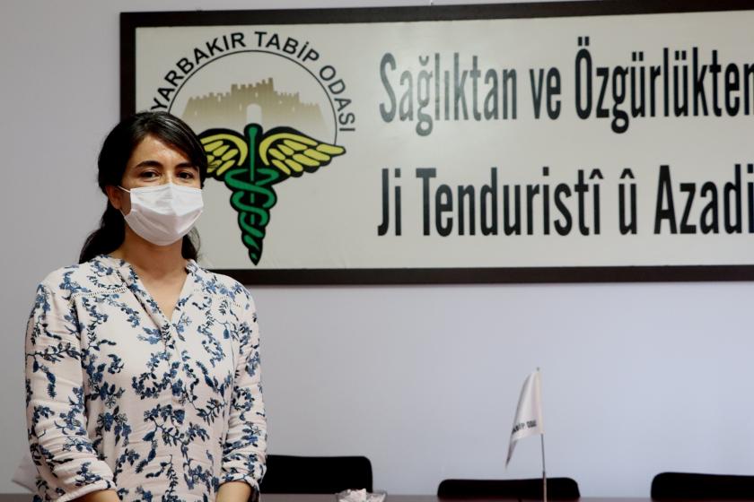 Elif Turan (solda) yüzünde maske var, arkada tabip odası tabelası