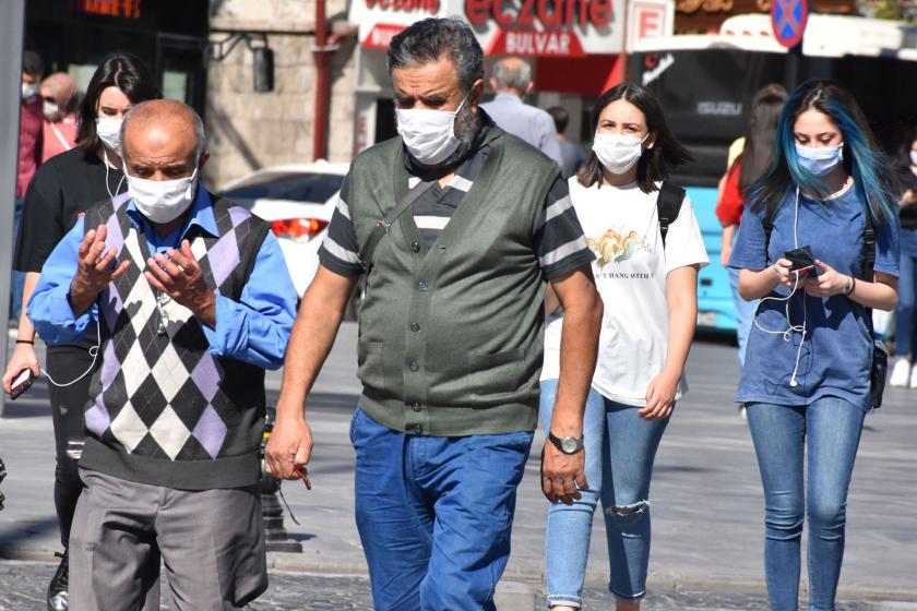 Sivas'ta caddede yürüyen maskeli insanlar,