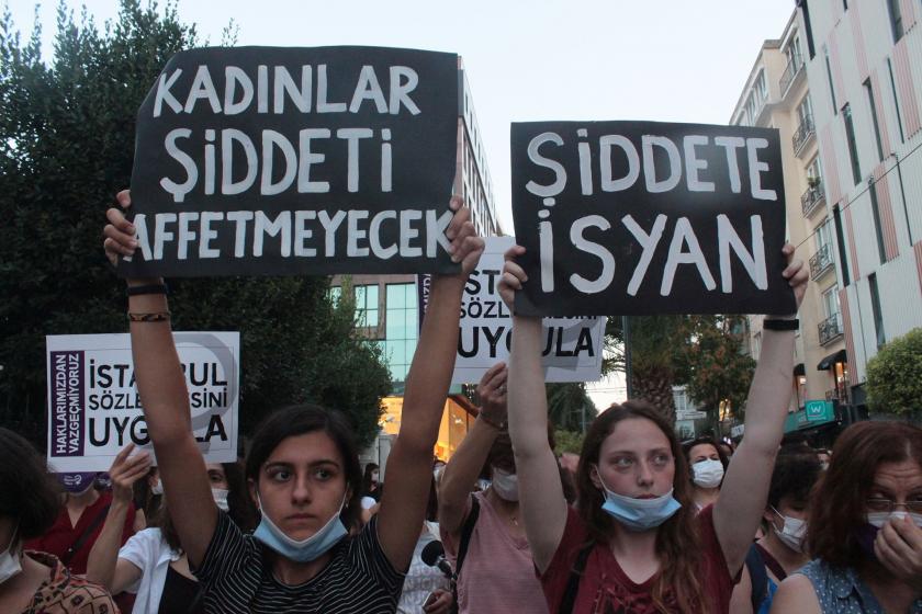 Kadınlar şiddeti affetmeyecek şiddete isyan dövizi taşıyan kadınlar