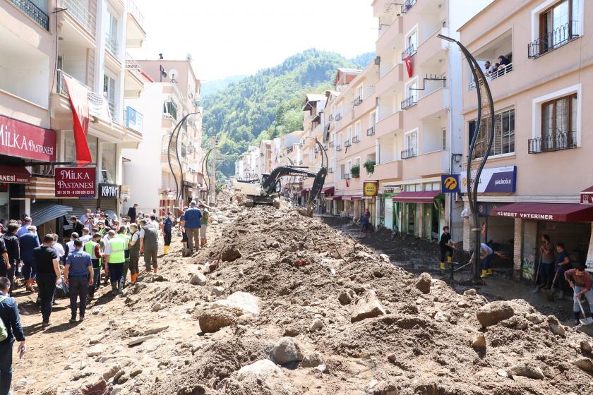 Giresun'da meydana gelen selin ardından çamur, toprak ve balçık altında kalan yol ve yol kenarındaki dükkan ve evler.