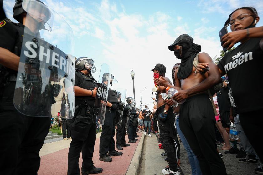 Wisconsin'de polis şiddeti protesto.