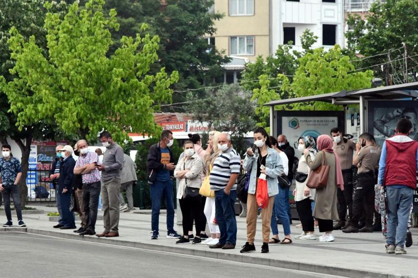 Durakta bekleyen insanlar