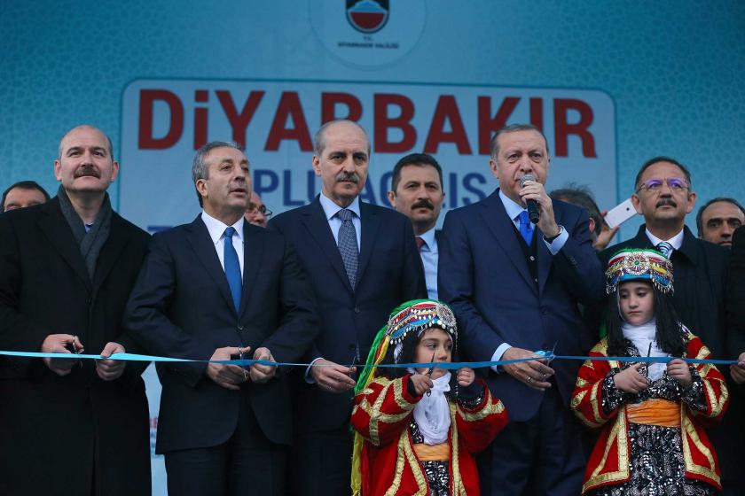 Erdoğan, Numan Kurtulmuş ve Süleyman Soylu; sarı, kırmızı ve yeşil renkte yöresel kıyafetler giyen çocuklarla birlikte Diyarbakır'da açılış yaparken