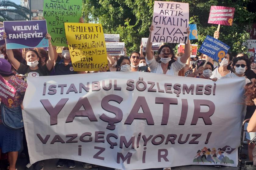 İzmir'de kadınlar İstanbul Sözleşmesi eyleminde