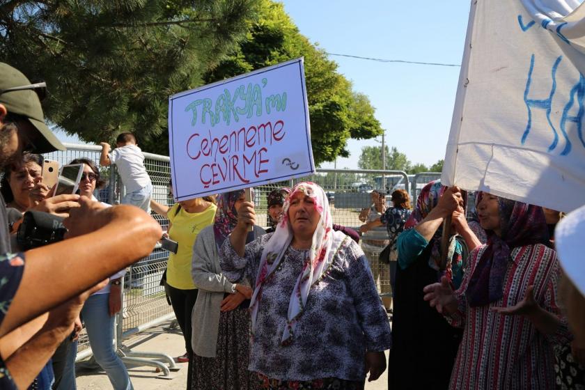 Trakyamı cehenneme çevirme dövizi tutan kadın