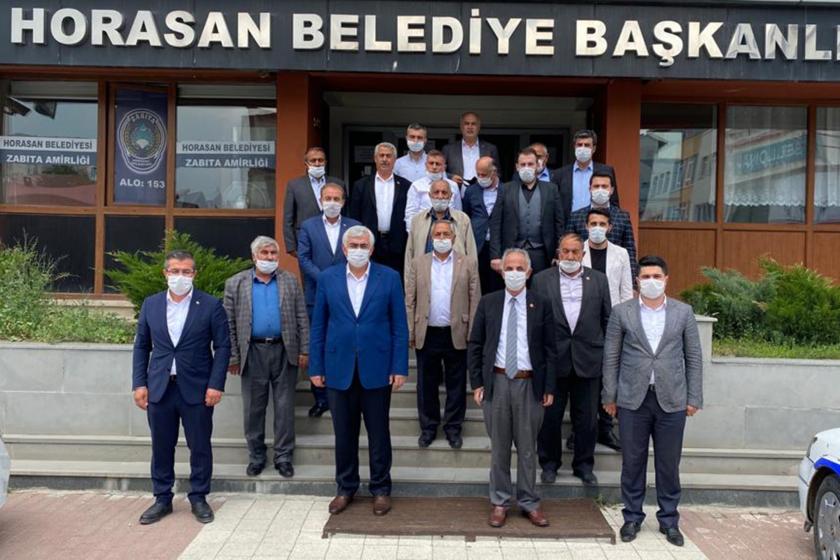 Belediye önünde Abdülkadir Aydın ve ziyaretleri