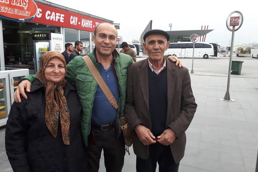Özer Akdemir'in (ortada) annesi (solda) ve babası (sağda)