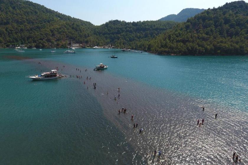 Halk diliyle “Kızkumu”, jeolojik anlamda “kum seti” ya da “kum dili” diye adlandırılan jeolojik oluşum 