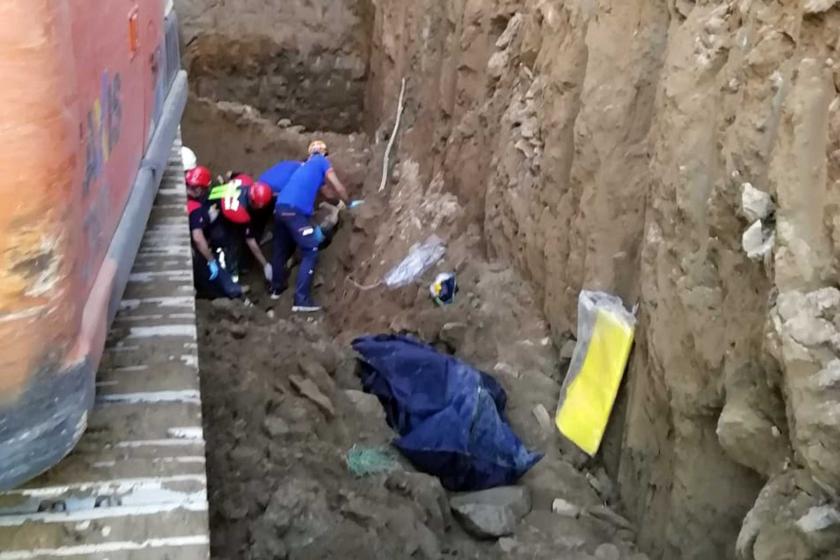 Aydın'da su kuyusu açılırken toprak altında kalan işçileri arama kurtarma çalışmaları