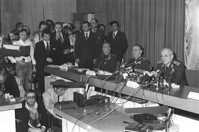 12 Eylül 1980 tarihli fotoğraf, dönemin Genelkurmay Başkanı darbeci Kenan Evren'in Türkiye'de askeri darbeyi gerçekleştirdikten sonra Ankara'da basına açıklama yaptığını gösteriyor.