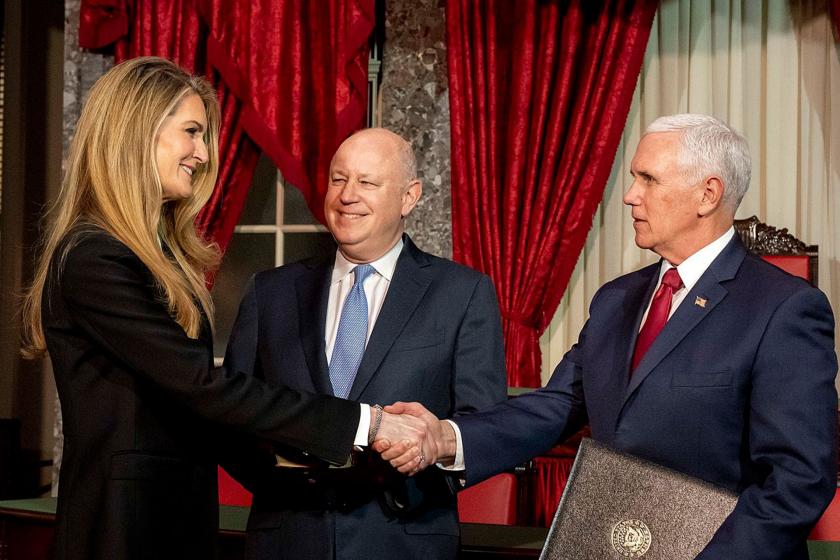 Kelly Loeffler (solda) ve Mike Pence (sağda) 