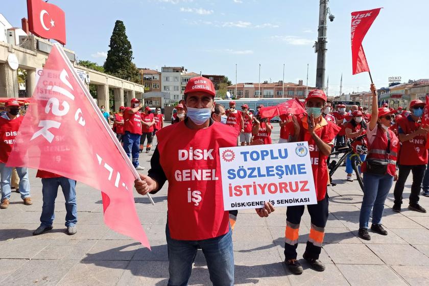 Bakırköy Belediyesi işçisi Toplu sözleşme istiyoruz dövizi taşıyor