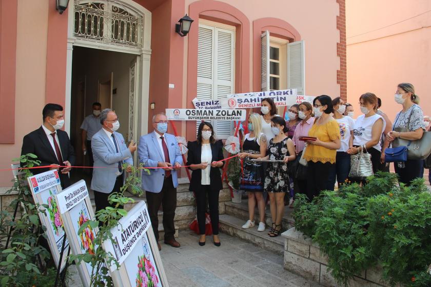 Denizli’de Atatürk ve Etnografya Müzesi’nde bulunan tekstil ürünlerini günümüze uyarlayarak, cüzdan, çanta dokuyan Dr. Gülfizar Akköse 'Geçmişten günümüze ilmek ilmek' sergisinin açılışını gerçekleştirdi.