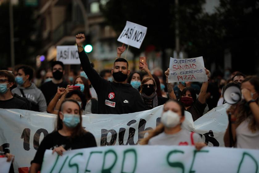 İspanya'da koronavirüs (Kovid-19) tedbirlerinin yetersiz ve ayrımcı olduğunu belirten Madridliler 'Daha fazla kaynak, daha az ayrımcılık' dedi.