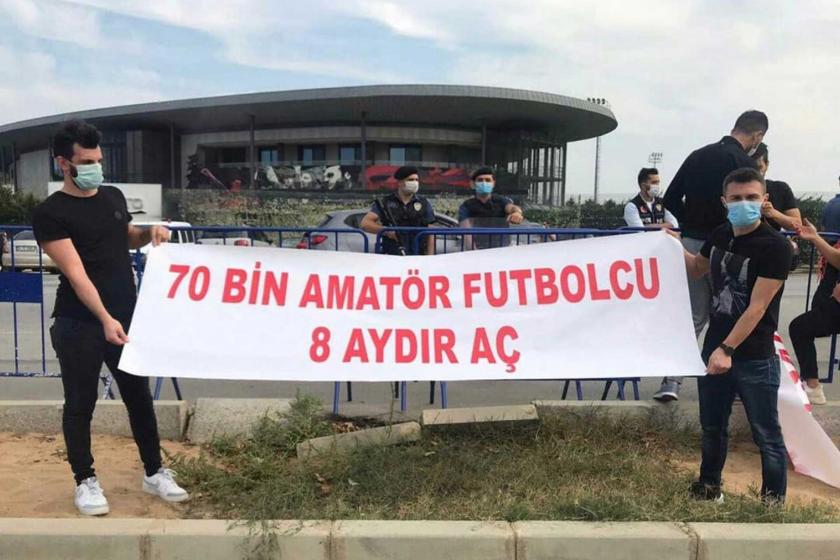 Amatör liglerde mücadele eden futbolcular, pandemi nedeniyle yeni sezon maçlarının ertelenmesini Türkiye Futbol Federasyonu Riva Tessisleri önünde prtotesto etti.