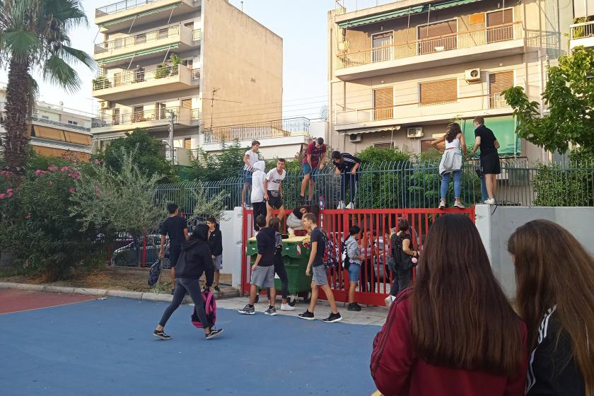 Yunanistan’da orta dereceli okullarda öğrenciler işgal eylemi başlattı.