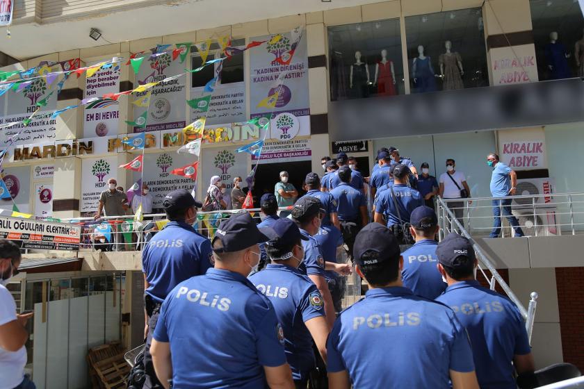 HDP örgütü önünde çok sayıda polis.