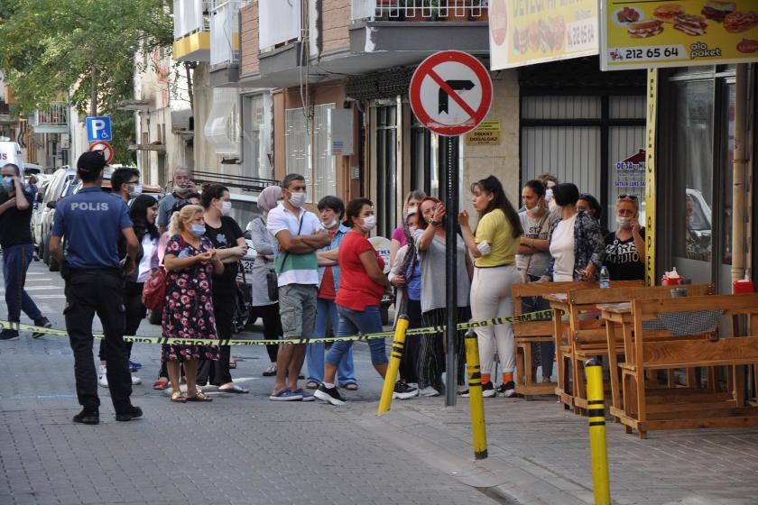 Bir kuaför dükkanının önünde toplanan kalabalık