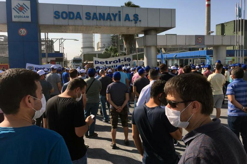 Grevleri yasaklanan Petrol-İş üyesi işçiler